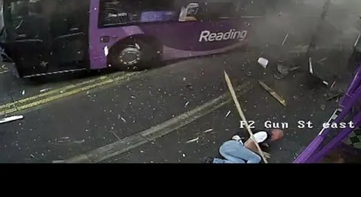 Lo atropella un autobús, se levanta y se mete en un bar