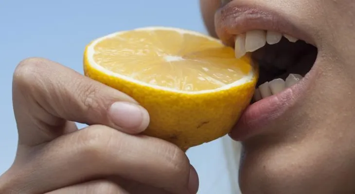 Aceitunas y limones contra los mareos del viaje