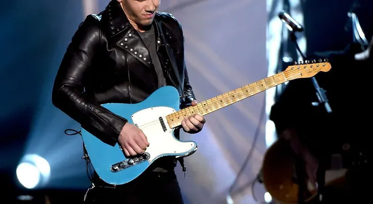 ¿El peor solo de guitarra de la historia? Burlas a Nick Jonas por su interpretación