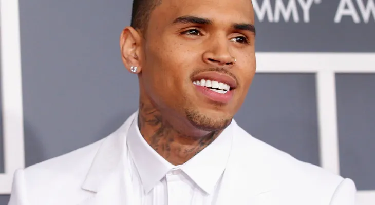 Registran casa de Chris Brown por supuestamente amenazar a mujer con un arma