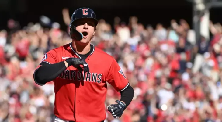 Jonrón de Petey Halpin sella victoria de Guardianes 3-2 sobre Rays y les da ventaja 2-1 en la Serie de Campeonato