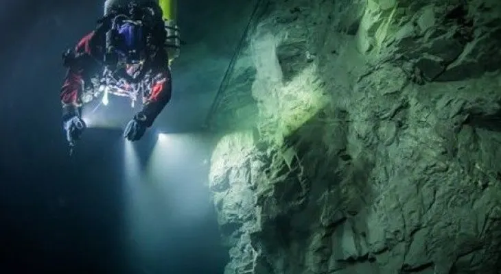 Hallan la cueva subacuática más profunda del mundo
