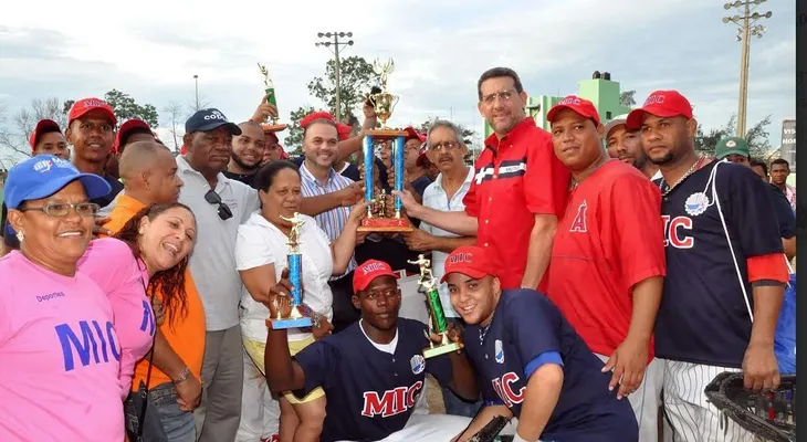 Ministerio de Industria y Comercio se corona campeón primer torneo gubernamental de softbolh