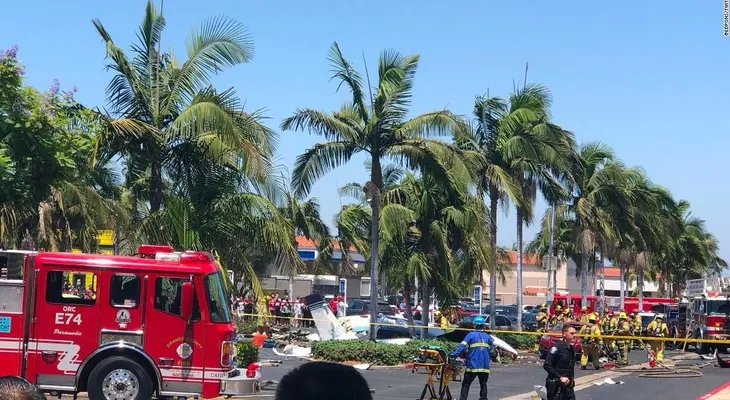 Mueren cinco personas tras choque de un avión pequeño en un estacionamiento en California