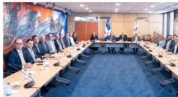 Valdez Albizu y banqueros coinciden en preservar la estabilidad y credibilidad del sistema financiero