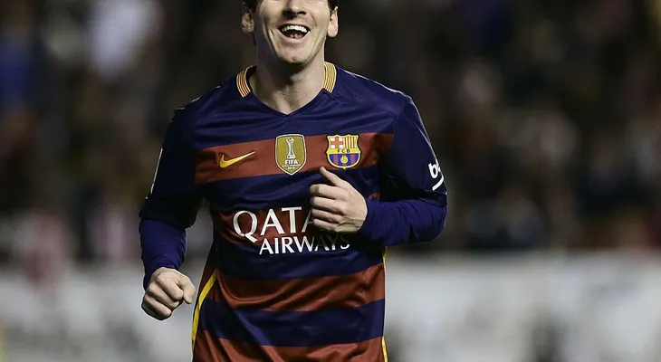 Messi demuestra su tenacidad anotando goles en un divertido reto