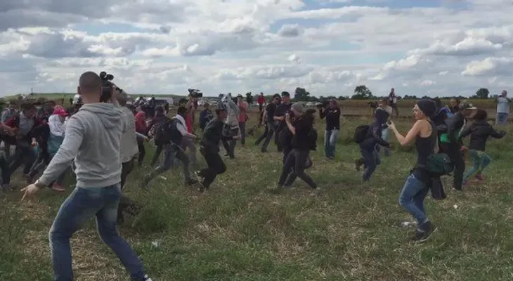 7 años de cárcel podría recibir reportera que pateó a refugiados (VIDEO)  