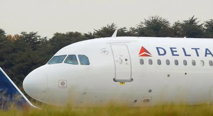 Azafata le rompe en pleno vuelo una botella en la cabeza a un hombre
