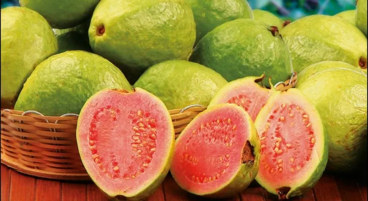 Sabías que la guayaba aporta seis veces más vitaminas C que la naranja