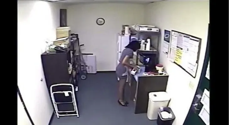 Video:Increíble pero real: Una secretaria oriunda de los EEUU es filmada sirviéndose su propia leche materna