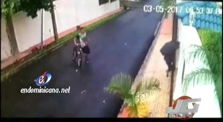 El "Ladrón en Bicicleta", captado en plena acción en Santiago
