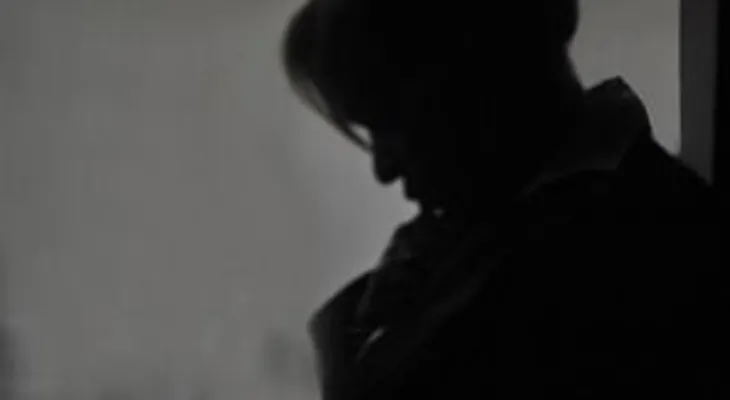 Un hombre entra desnudo a una casa y viola a una mujer en presencia de su hija