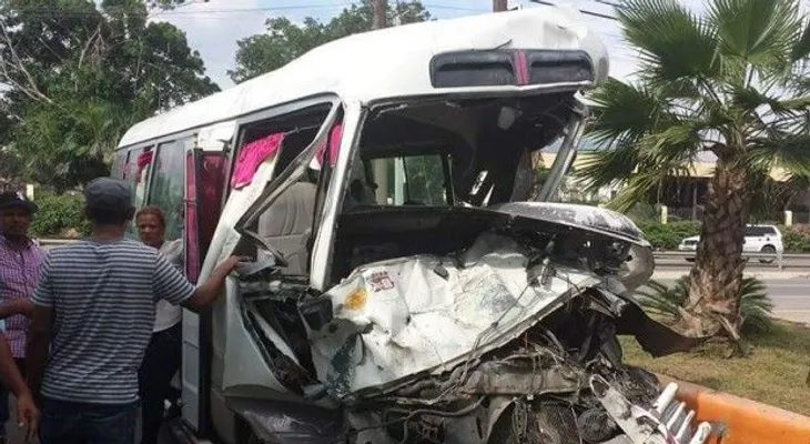 17 personas heridas por accidente entre autobús y camión 