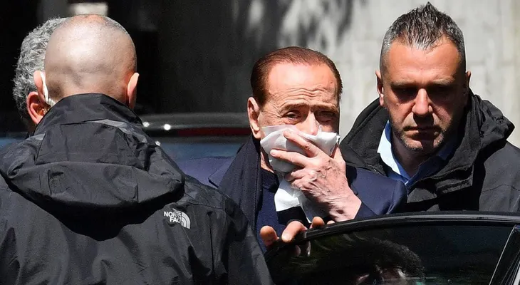 Silvio Berlusconi sufrió una caída y recibió puntos de sutura sobre el labio