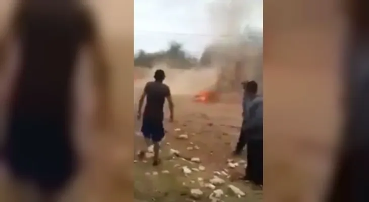 Indignación y tristeza en México por video de jóvenes que queman vivo a un perro