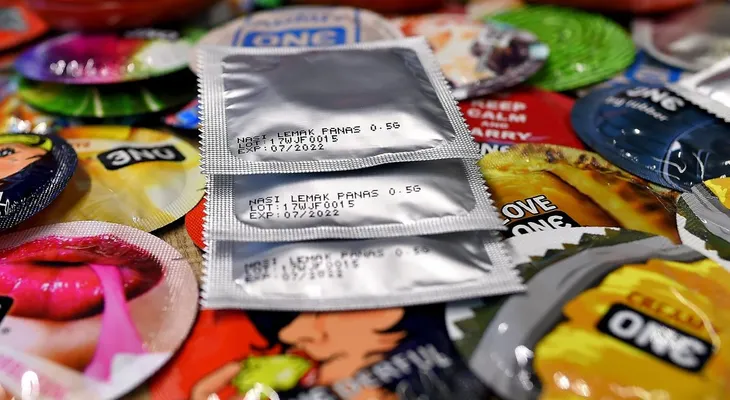 ¿Traspasa un condón el virus del VIH? La respuesta a esta y otras 5 preguntas sobre los preservativos