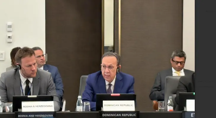 Valdez Albizu participa en mesa redonda de alto nivel sobre fraude digital en servicios financieros