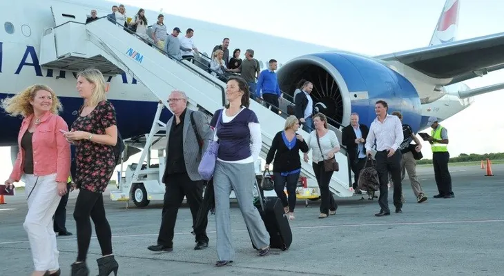 Flujo de turistas rondaría los 4.0 millones al finalizar el año, informa BC; economía tiene astronómico crecimiento