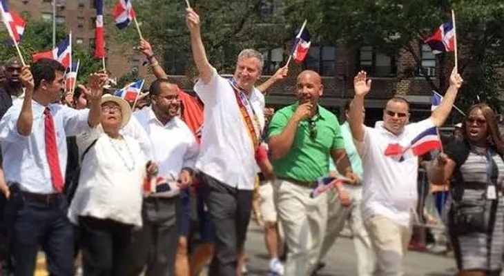 Dominicano abuchean alcalde Bill de Blasio en desfile del Bronx