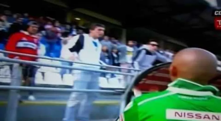 Un futbolista argentino le pega una patada a un hincha del equipo contrario en la tribuna
