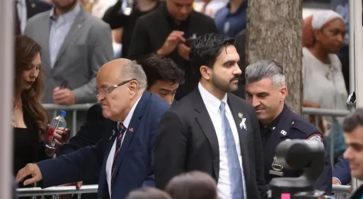 Video de breve saludo entre Mamdani y Ocasio-Cortez durante ceremonia del 11S desata críticas y defensas