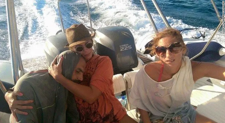 Mujer griega salva a hombre sirio perdido en el mar