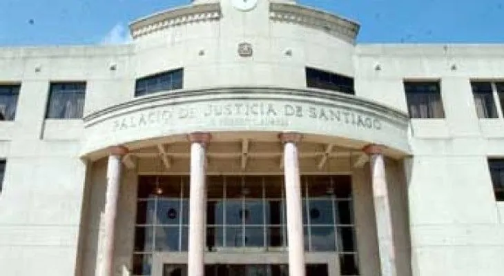 Menor lanza funda de heces fecales a jueza dictó coerción en su contra