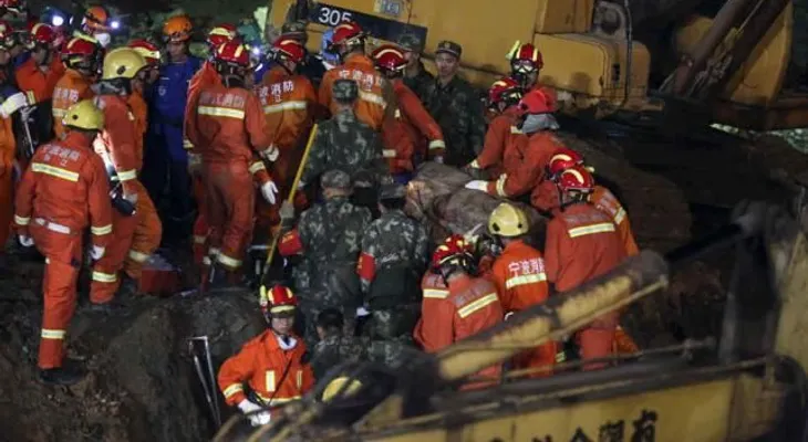 21 cadáveres tras alud de tierra en China