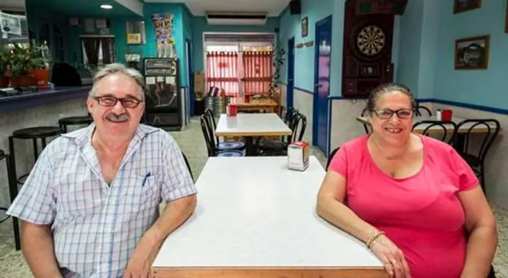 Una pareja encuentra su anillo de boda, perdido en el mar hace 37 años 