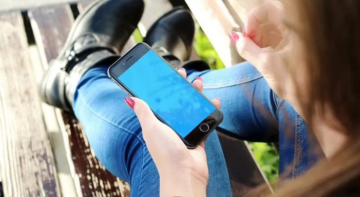 Se roba el celular de una chica y lo devuelve a la Policía asustado por una historia escalofriante