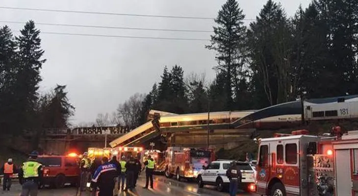 El tren de Amtrak que se descarriló iba a tres veces la velocidad permitida