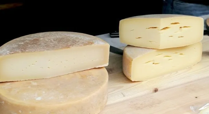 El extraño caso de un niño que murió luego que le lanzaron un pedazo de queso; era alérgico a ese alimento