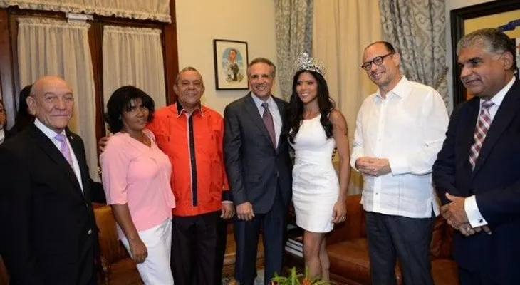 José Ramón Peralta recibe a la reina de Belleza Francisca Lachapel