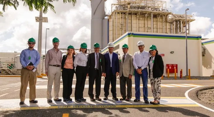 Embajador de Estados Unidos hace recorrido complejo energético AES Andres