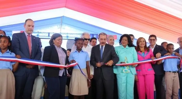Presidente Medina entrega dos escuelas y un liceo en Santo Domingo Oeste