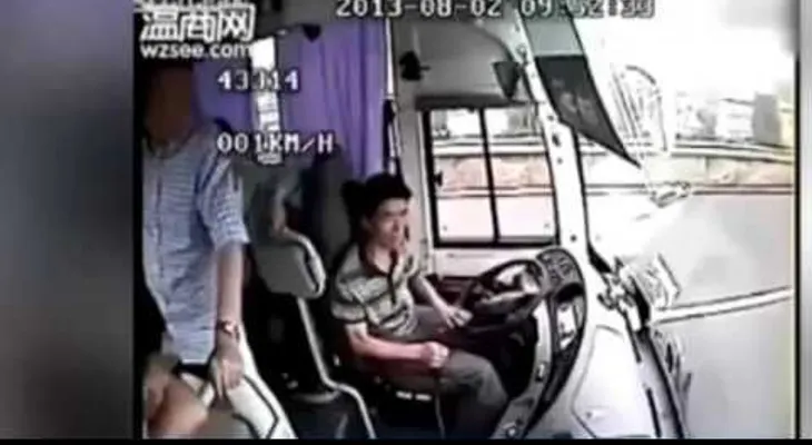 Video: Increíble accidente de bus en China 
