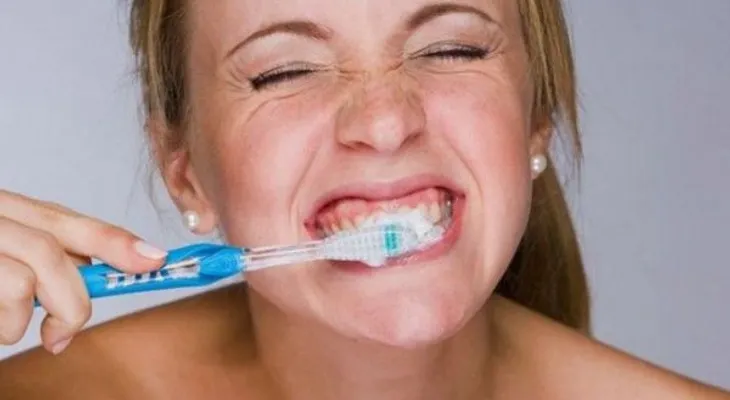 ¡Detente! Te estás lavando mal los dientes