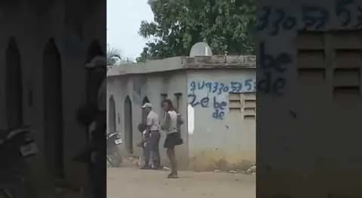 Policías golpean mujer, según un video que circula en las redes sociales