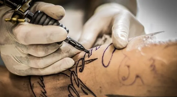 Encuentran bacteria en 67 personas tatuadas en Buenos Aires; puede afectar todos los órganos