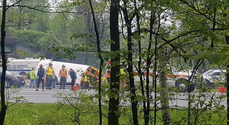 "Muchos heridos" tras accidente entre autobús escolar y camión de basura en NJ, EE.UU.