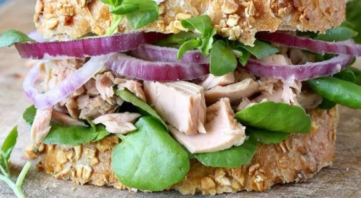Prepara un delicioso sándwich de atún, limón y pimienta