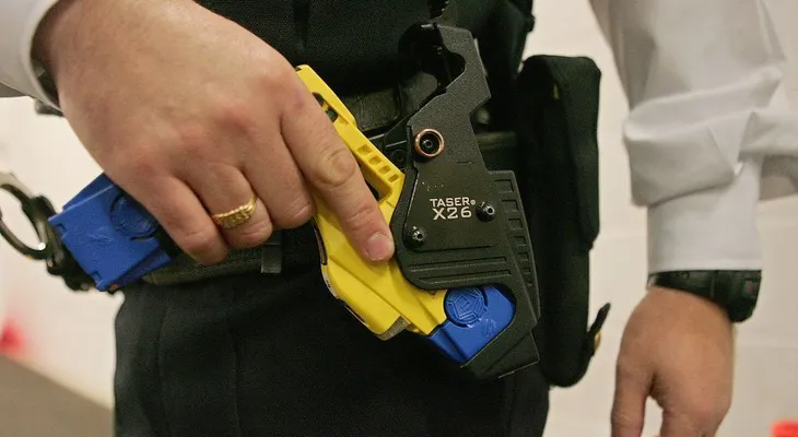 Policía de Chicago implementará el uso de pistolas de electrochoque a partir de 2016