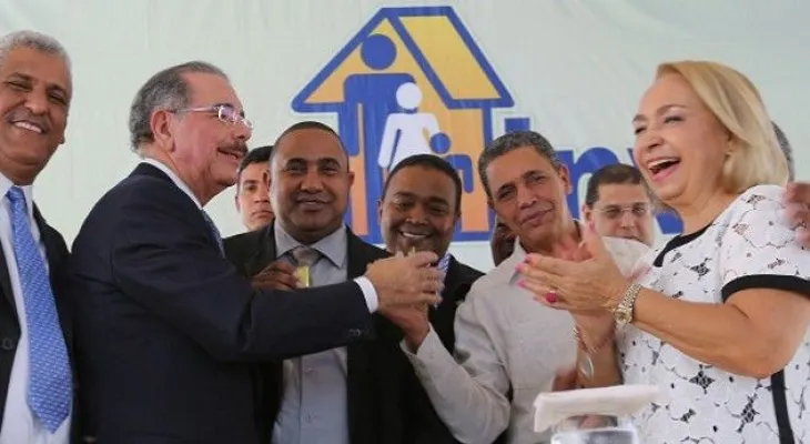 Entregan casas a 104 familias de Duvergé