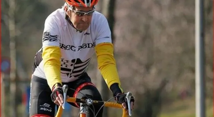 John Kerry se fractura pierna al caer de bicicleta