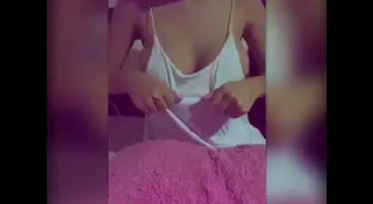 Una modelo muestra cómo comprobar si una mujer tiene siliconas
