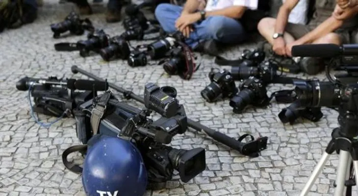 Camarógrafos realizan caminata contra la violencia a la mujer