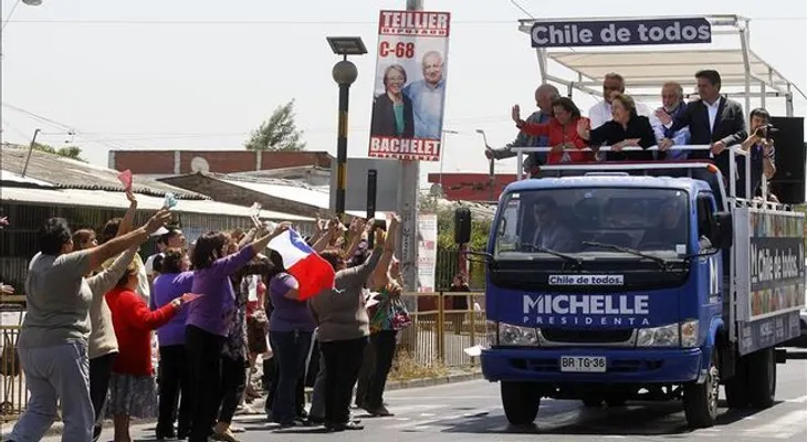 Lanzan "bomba de pintura" contra Michelle Bachelet mientras leía un discurso