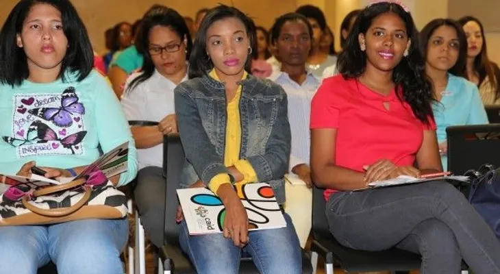 Primera Dama promueve terapia ocupacional para niños en el CAID