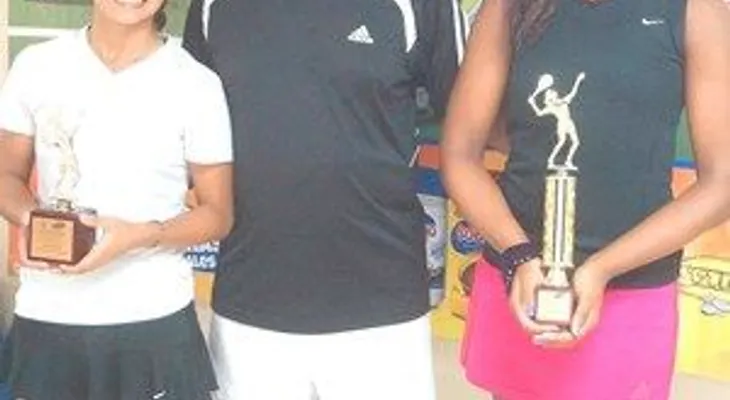 Campeonas del Torneo de Tenis 56 Aniversario del Club Naco Copa Cocoa Sobrino