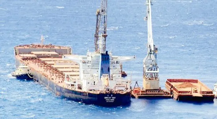 Buque chino cargado de bauxita encalla en aguas de Pedernales, República Dominicana